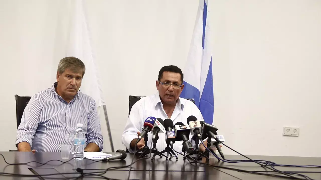 יושב ראש מנהלת הליגה יורם באומן עם יושב ראש ההתאחדות לכדורגל עופר עיני