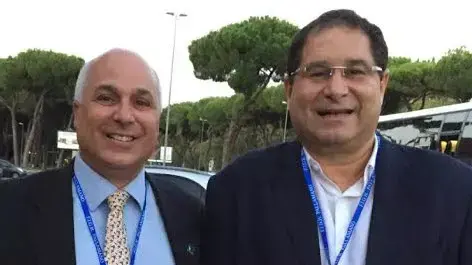 יושב ראש איגוד הכדוריד, דורון שמחי עם מקבילו הטוניסאי
