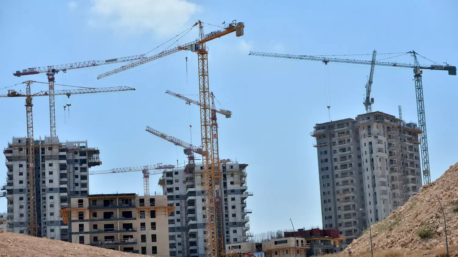 פועל מחוסר הכרה מחולץ מעגורן בגובה 65 מטר בראש העין, ספטמבר 2015