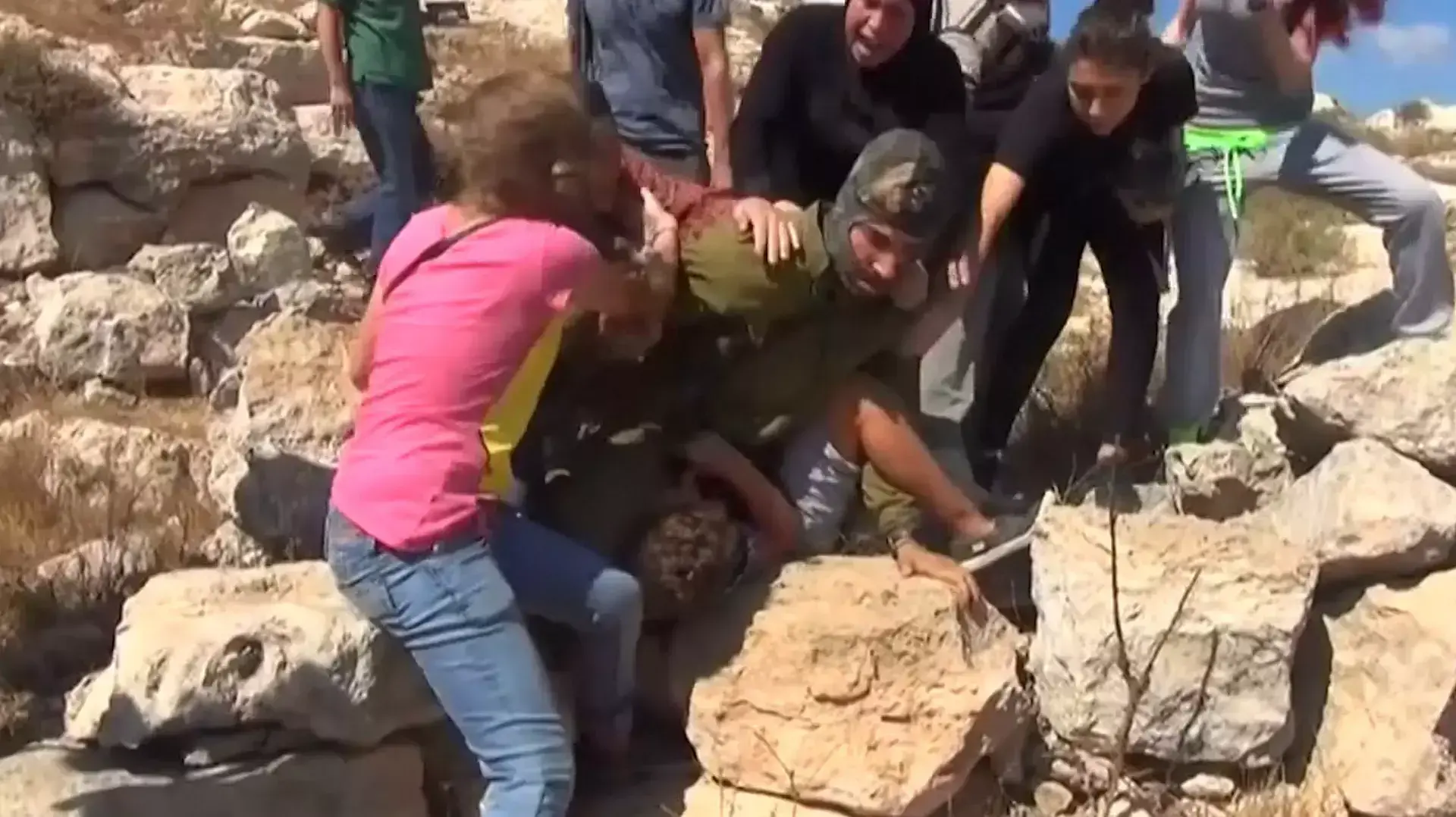 תיעוד: חייל צה"ל עצר ילד פלסטיני בנבי סאלח - והותקף