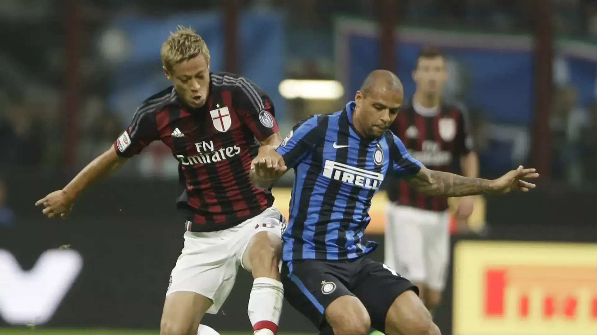 פליפה מלו שחקן אינטר מול קייסוקה הונדה שחקן מילאן פליפה מלו שחקן אינטר מול קייסוקה הונדה שחקן מילאן