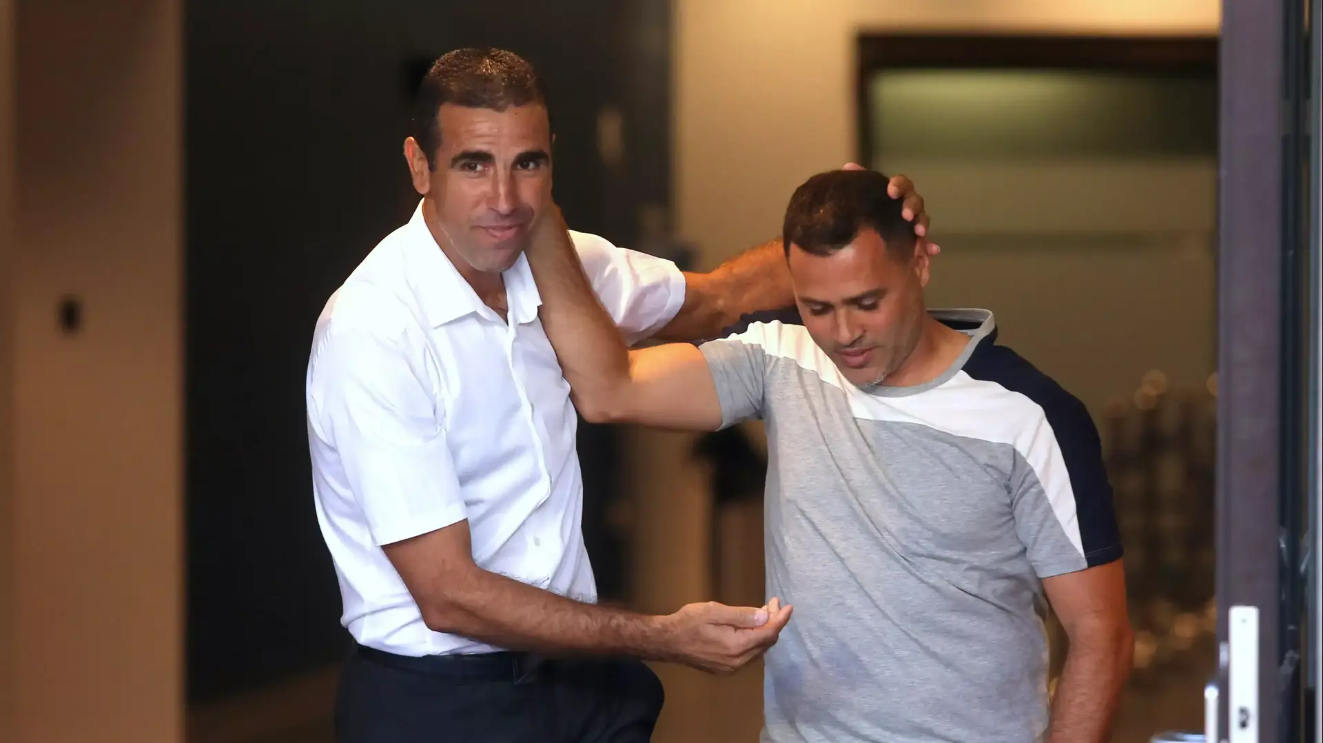 טל בנין מאמן הפועל חיפה עם וואליד באדיר מאמנה הזמני של הפועל תל אביב