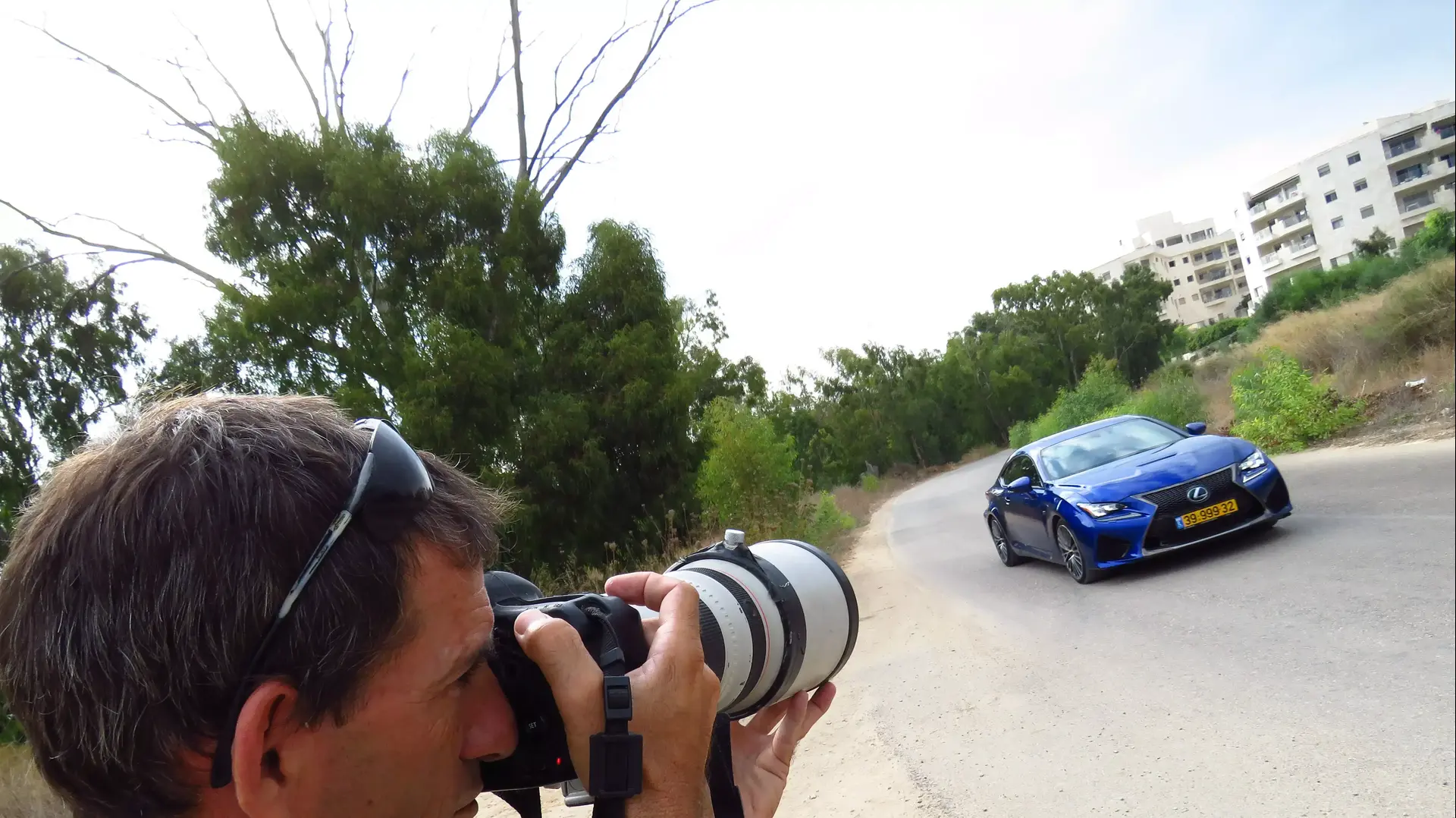 רונן טופלברג מצלם לקסוס RC-F