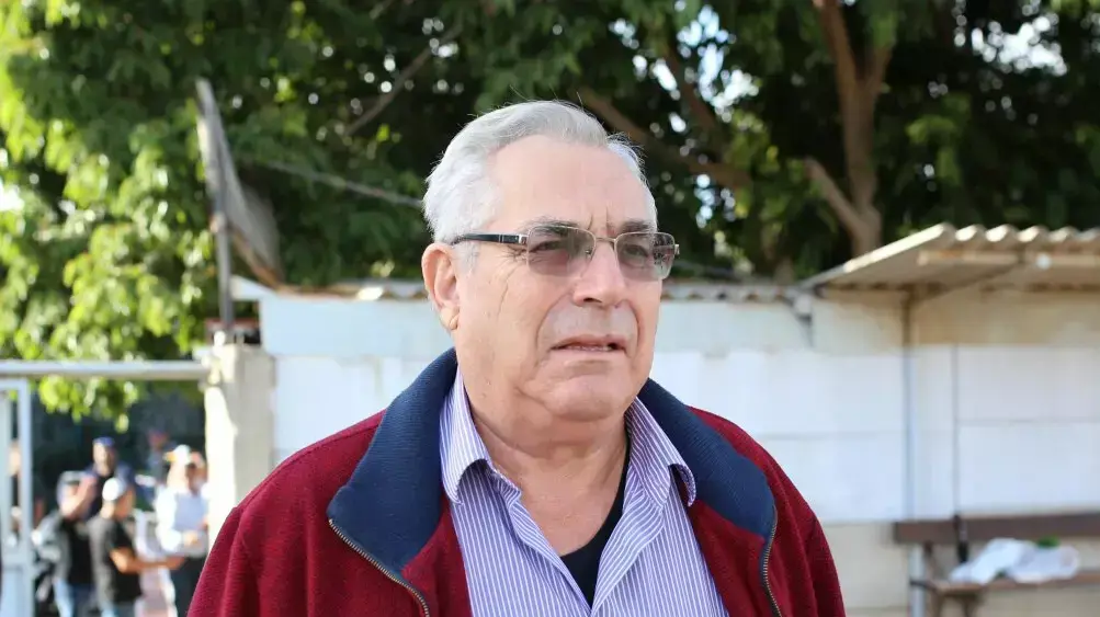 מוטי קירשנבאום בהלווייתו של ספי ריבלין בבית העלמין ראשון לציון. דצמבר 2013