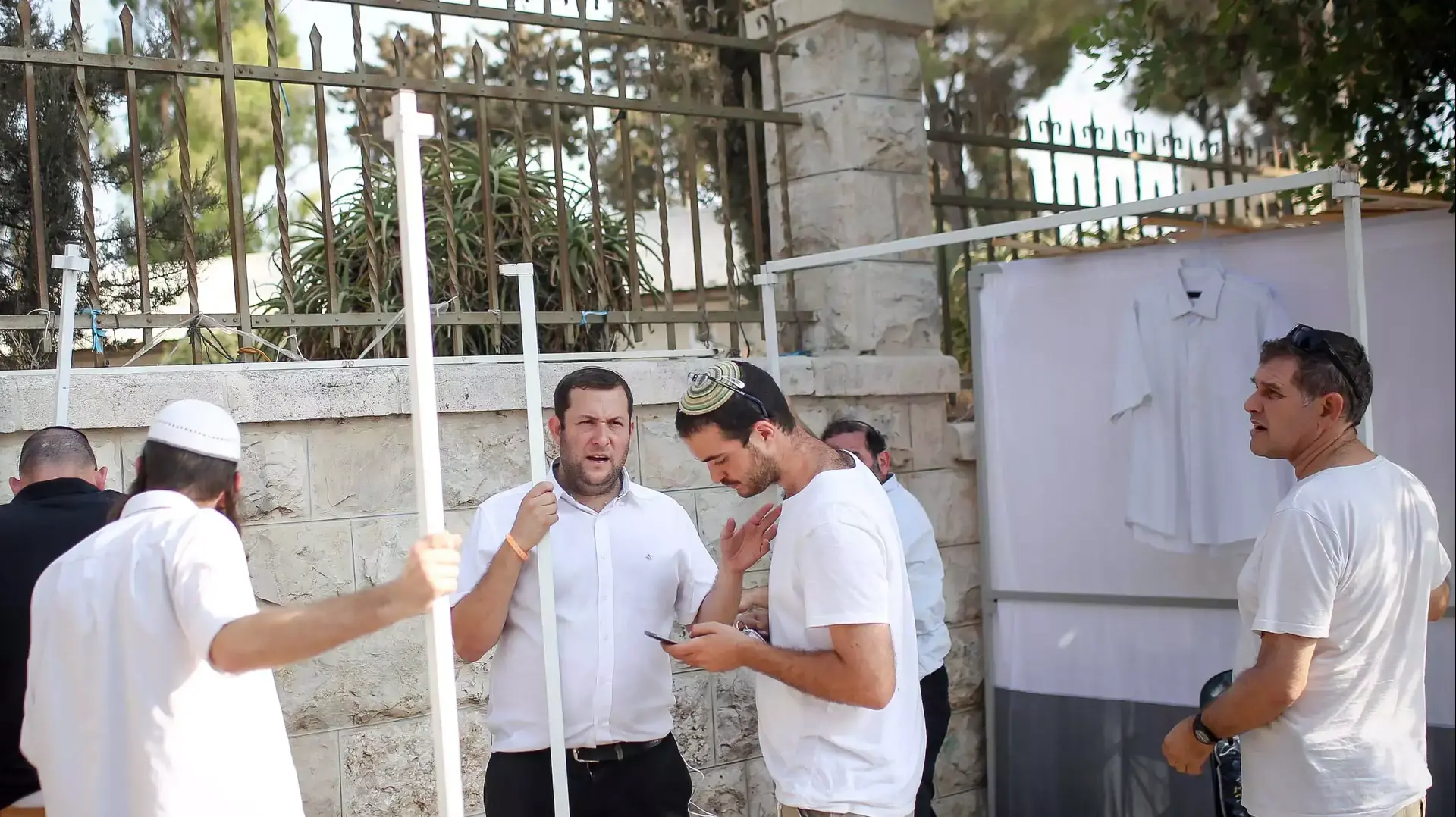 סוכת מחאה מול בית ראש הממשלה שבירושלים בעקבות פיגוע הירי בשומרון, אוקטובר 2015