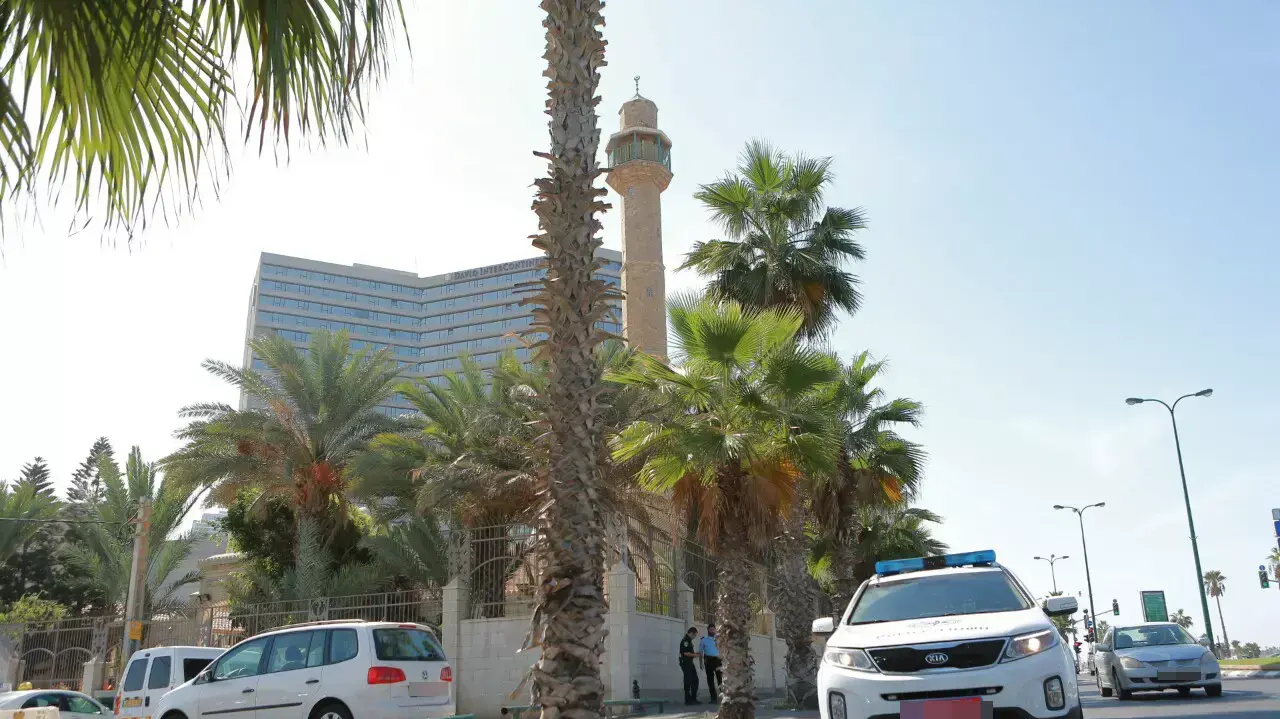 ניידת משטרה מחוץ למסגד חסן בק. יפו, אוקטובר 2015