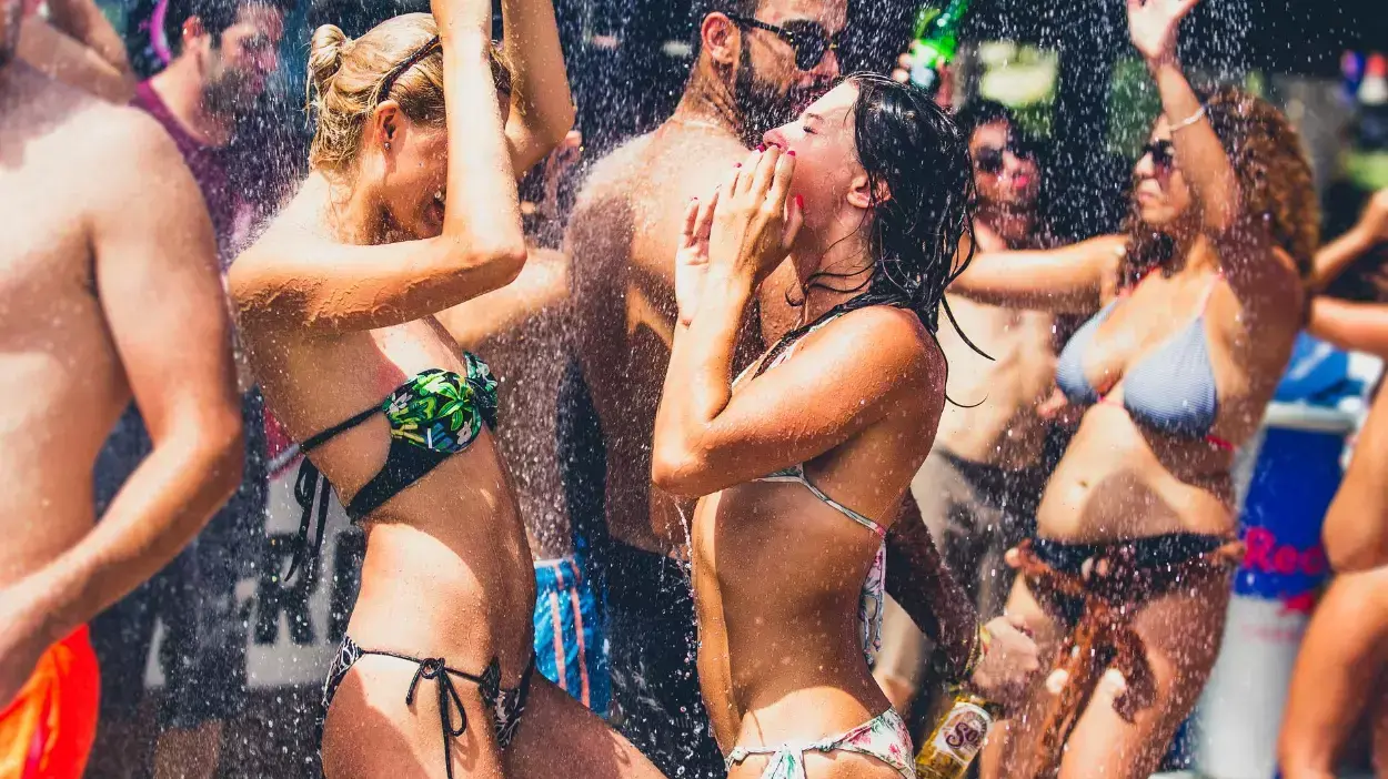 שיט מסיבת סטודנטים קרייזי קרוז לאיה נאפה בקפריסין שיט מסיבת סטודנטים קרייזי קרוז לאיה נאפה בקפריסין