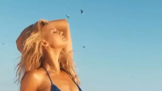 הדוגמנית קלי רורבאך בסרטון מגזין ספורטס' אילוסטרייטד