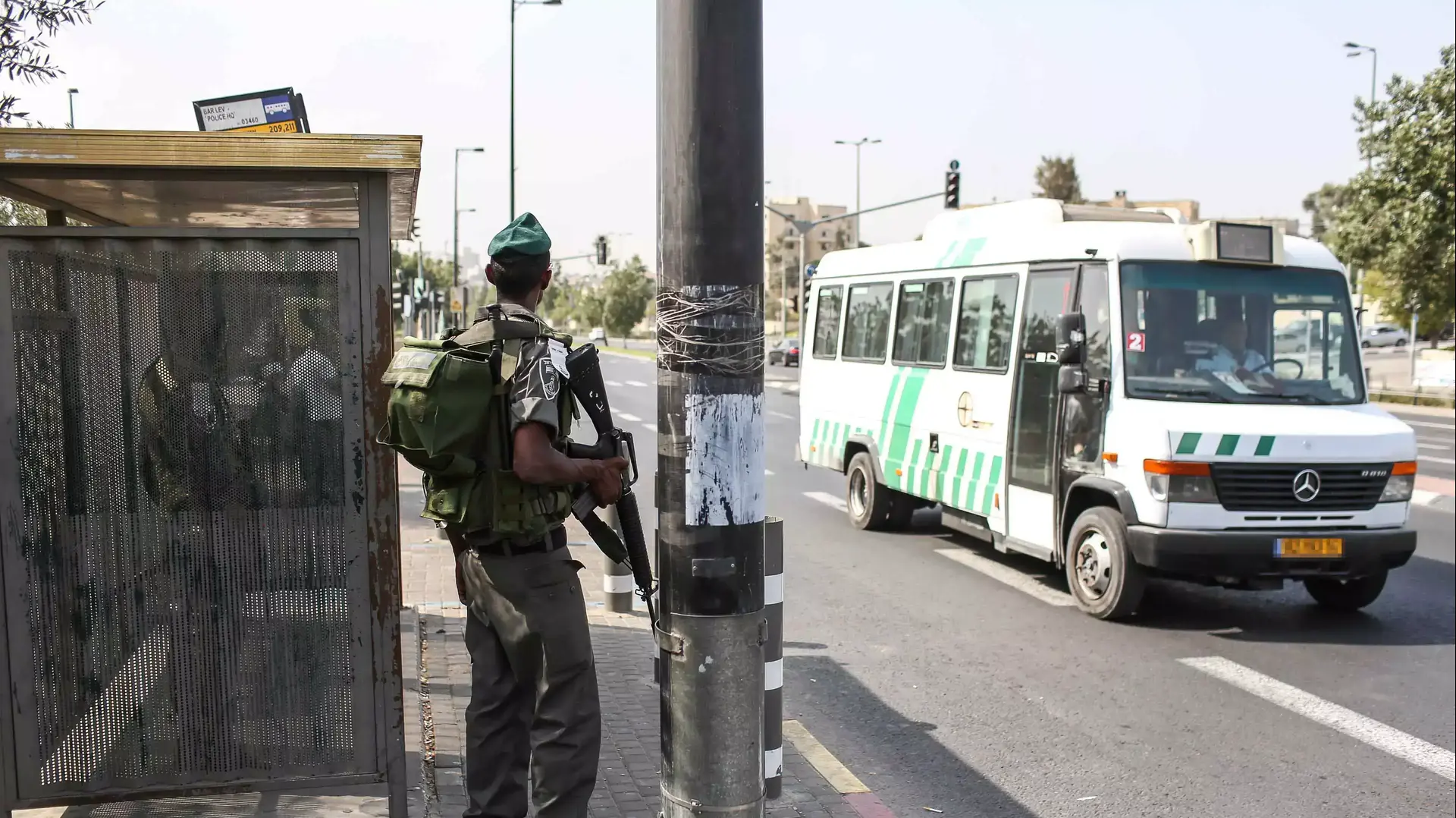 תחנת אוטובוס בדרך בר לב, ירושלים, 19 באוקטובר 2015