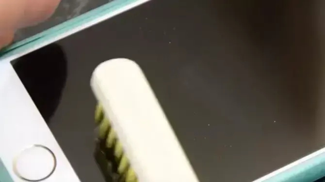 מסך אייפון שמתקן את עצמו