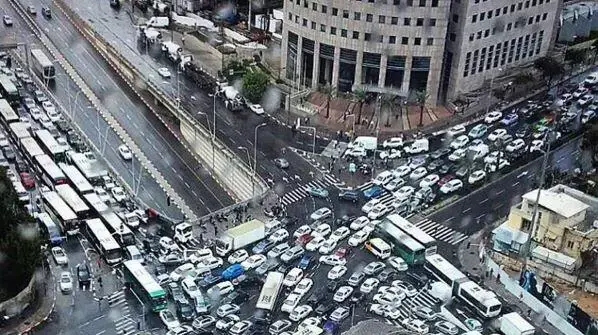 פקק תנועה מחלף קפלן תל אביב בעקבות מזג האוויר