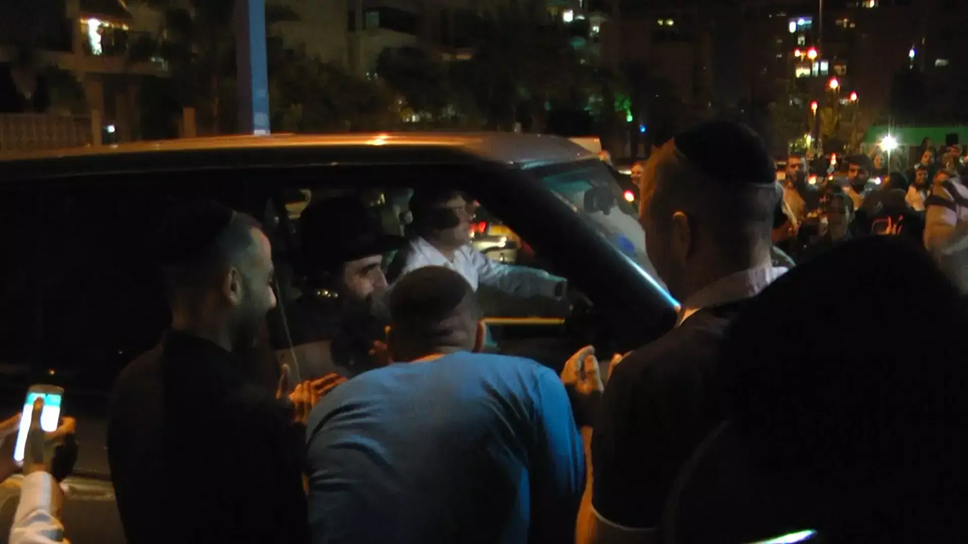 חסידיו של הרב פינטו חוגגים את הגעתו לאשדוד כמה שעות לאחר נחיתתו בארץ