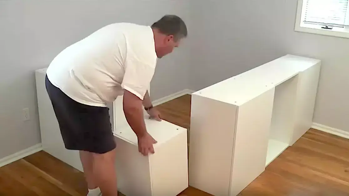 אבא בונה מיטת חלומות מארונות של איקאה