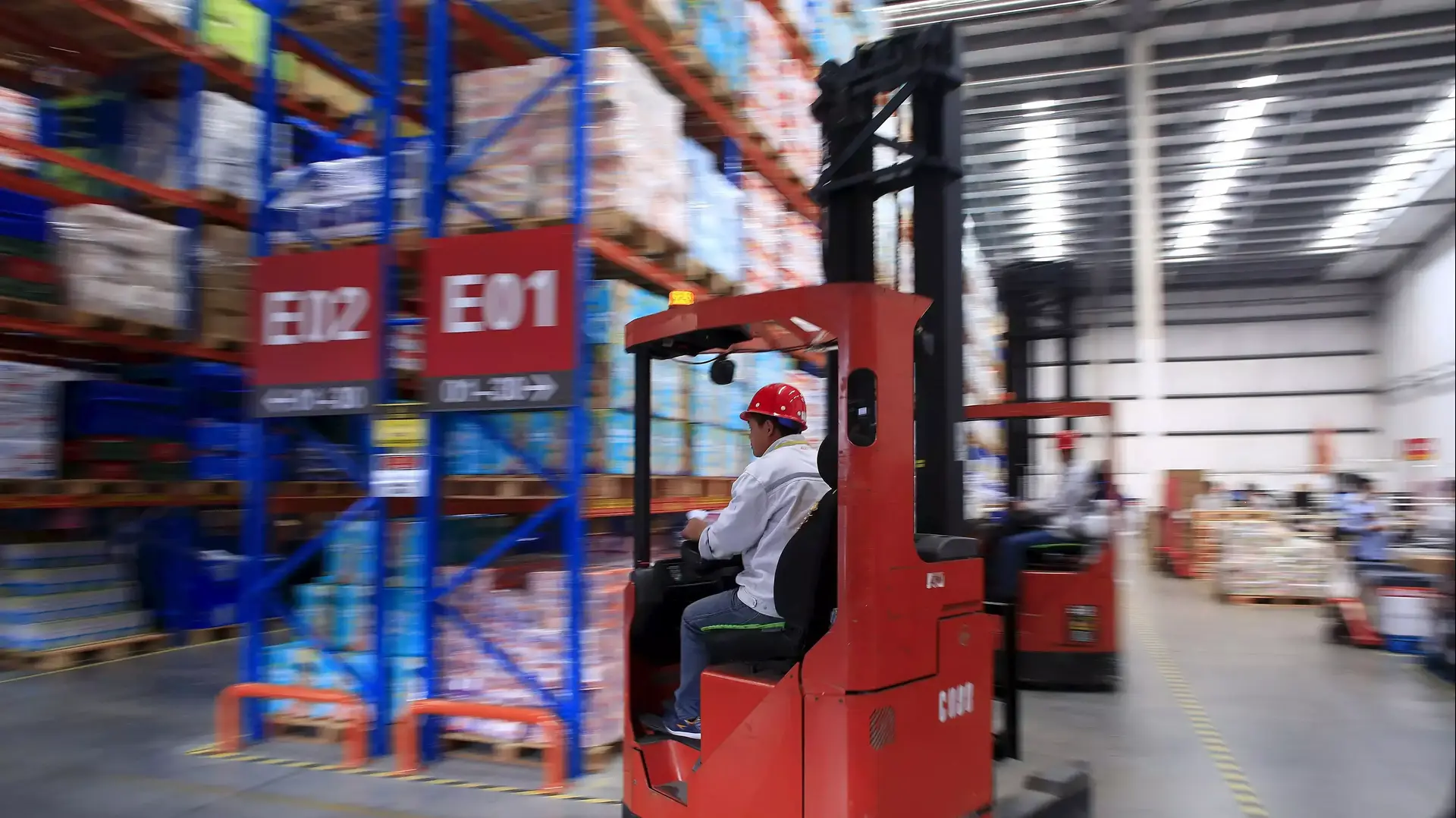 עובד מלגזה במחסני אתר הקניות JD.com בלאנגפאנג, סין, 11 בנובמבר 2015
