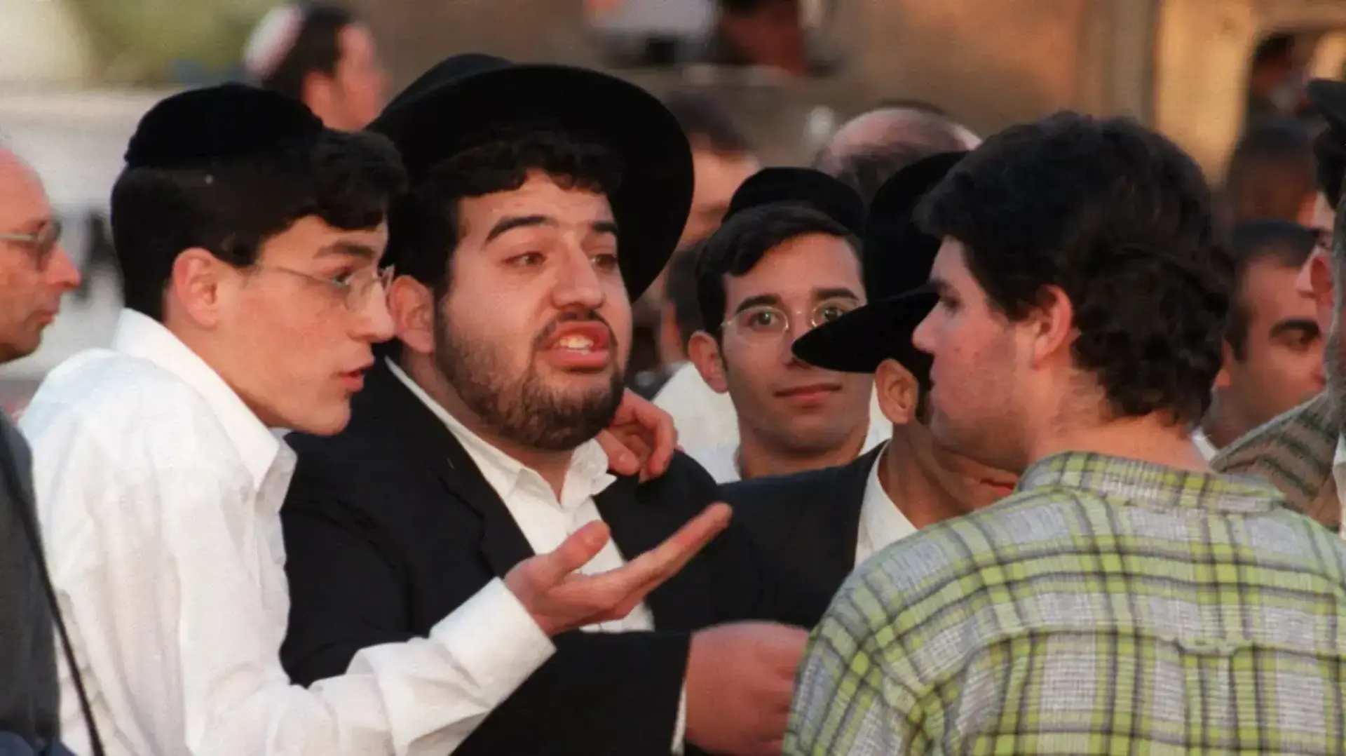 חרדים וחילונים מתווכחים