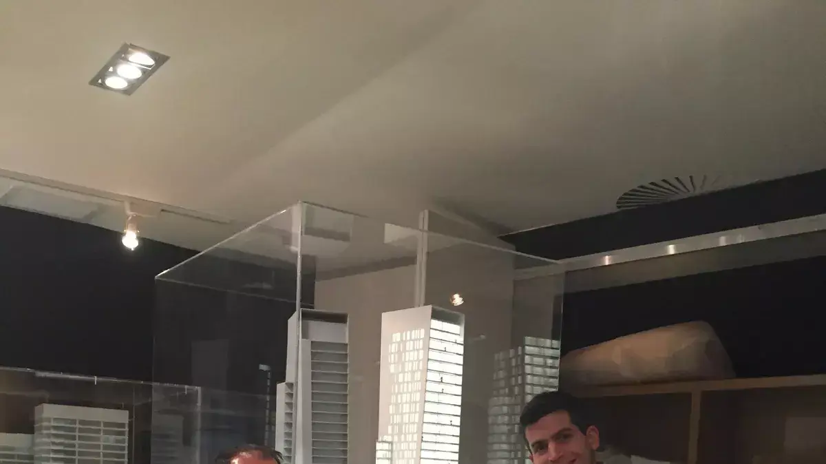קובי אלקלעי על רקע אינפיניטי