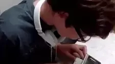 ילדים מנסים להפעיל ווקמן