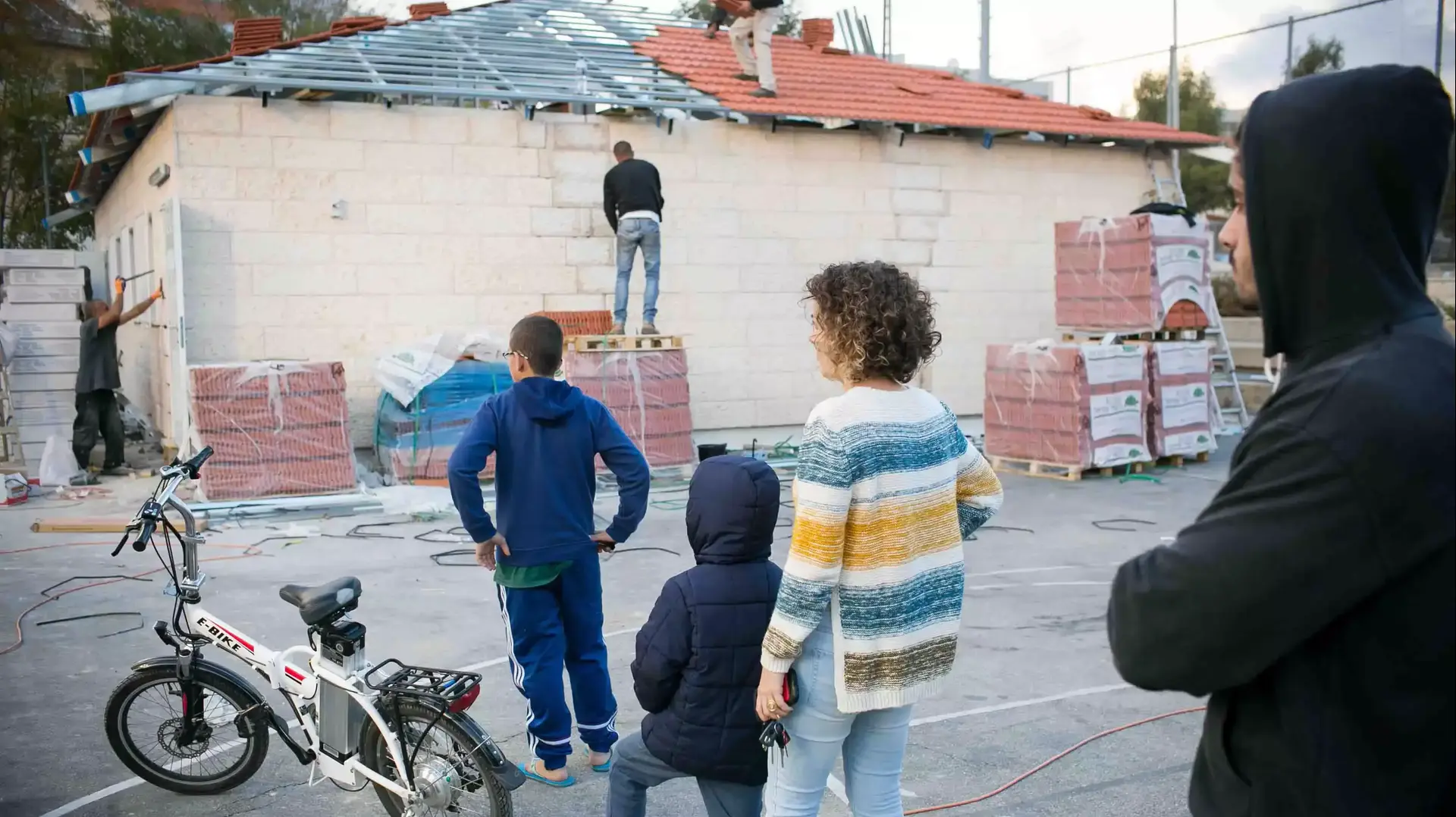 צעירי שכונת מורשת בגבעת זאב זועמים על העתקת בית כנסת המריבה איילת השחר לתוך מגרש הספורט. נובמבר 2015