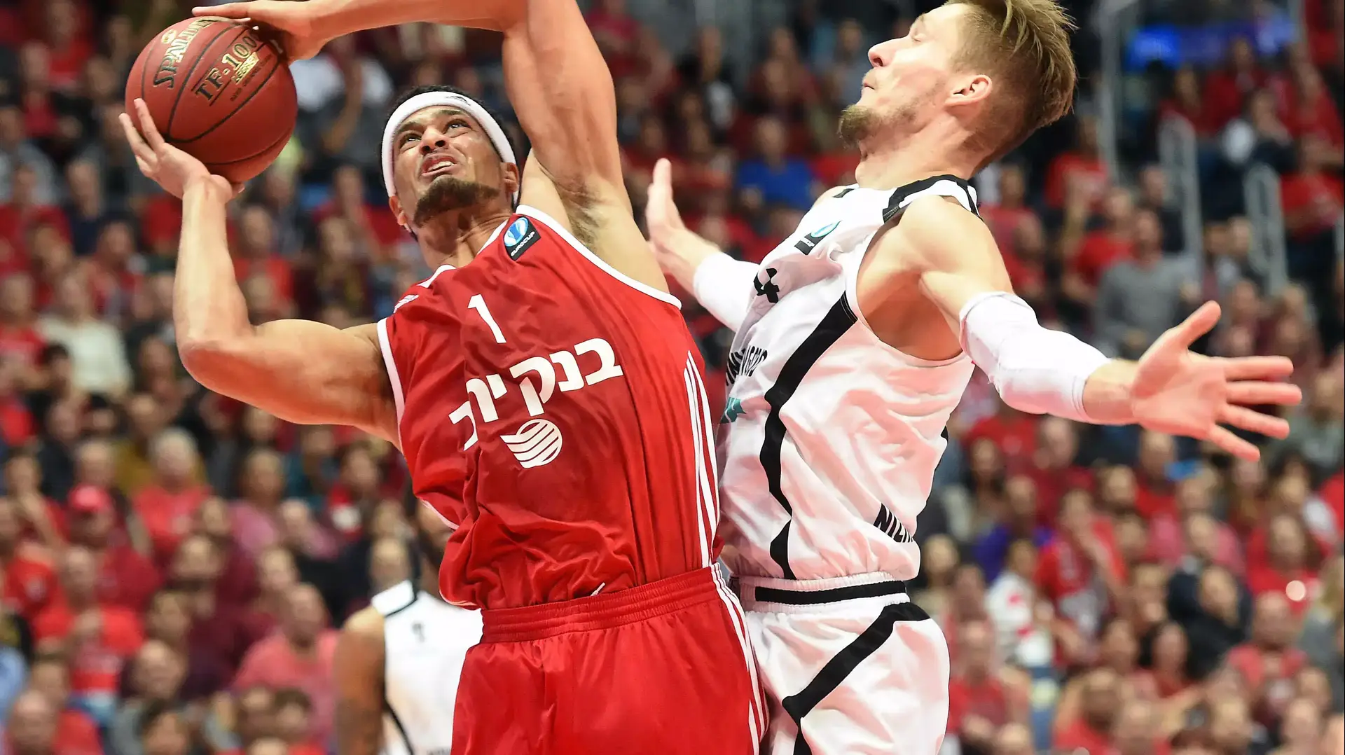 ג'וש דאנקן שחקן הפועל ירושלים (שמאל) מול ניז'ני נובגורוד