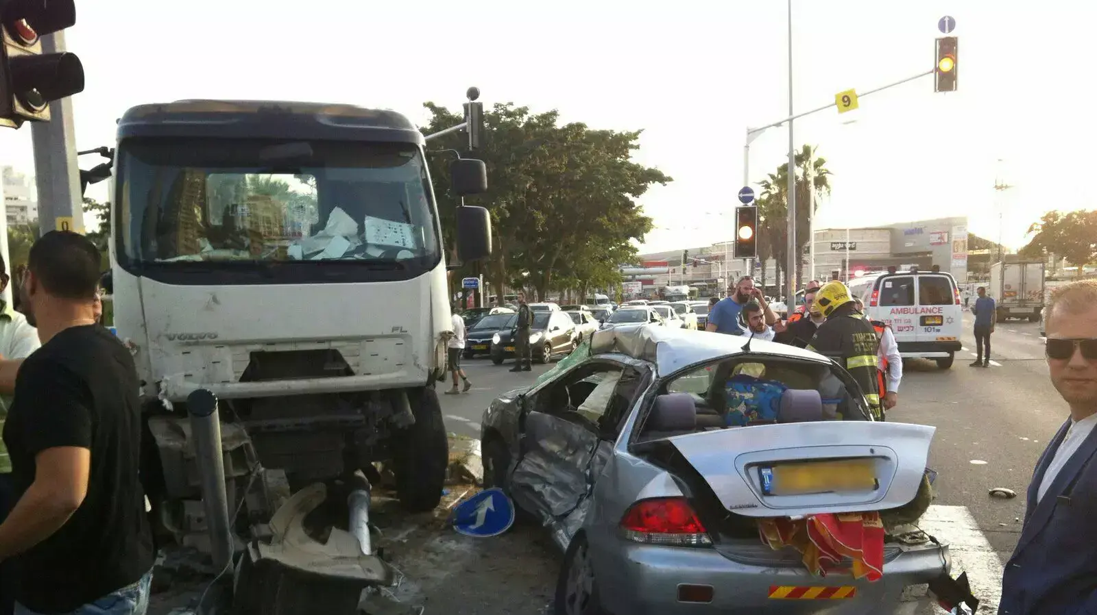 תאונת דרכים בין משאית לרכב בשדרות הרצל באשדוד, 22 בנובמבר 2015