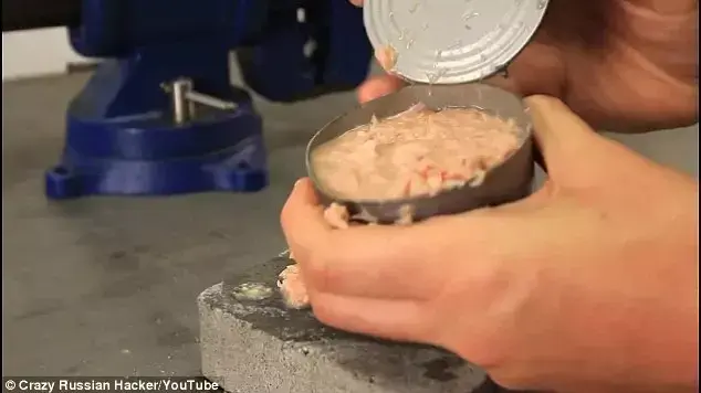 ככה פותחים קופסת שימורים בלי פותחן