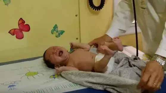 רופא ילדים מראה כיצד להרגיע תנוק בוכה