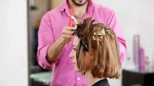 מספרה בבריטניה משיקה את "הכסא השקט"  לנשים שלא מעוניינות לפתח שיחות עם הצוות