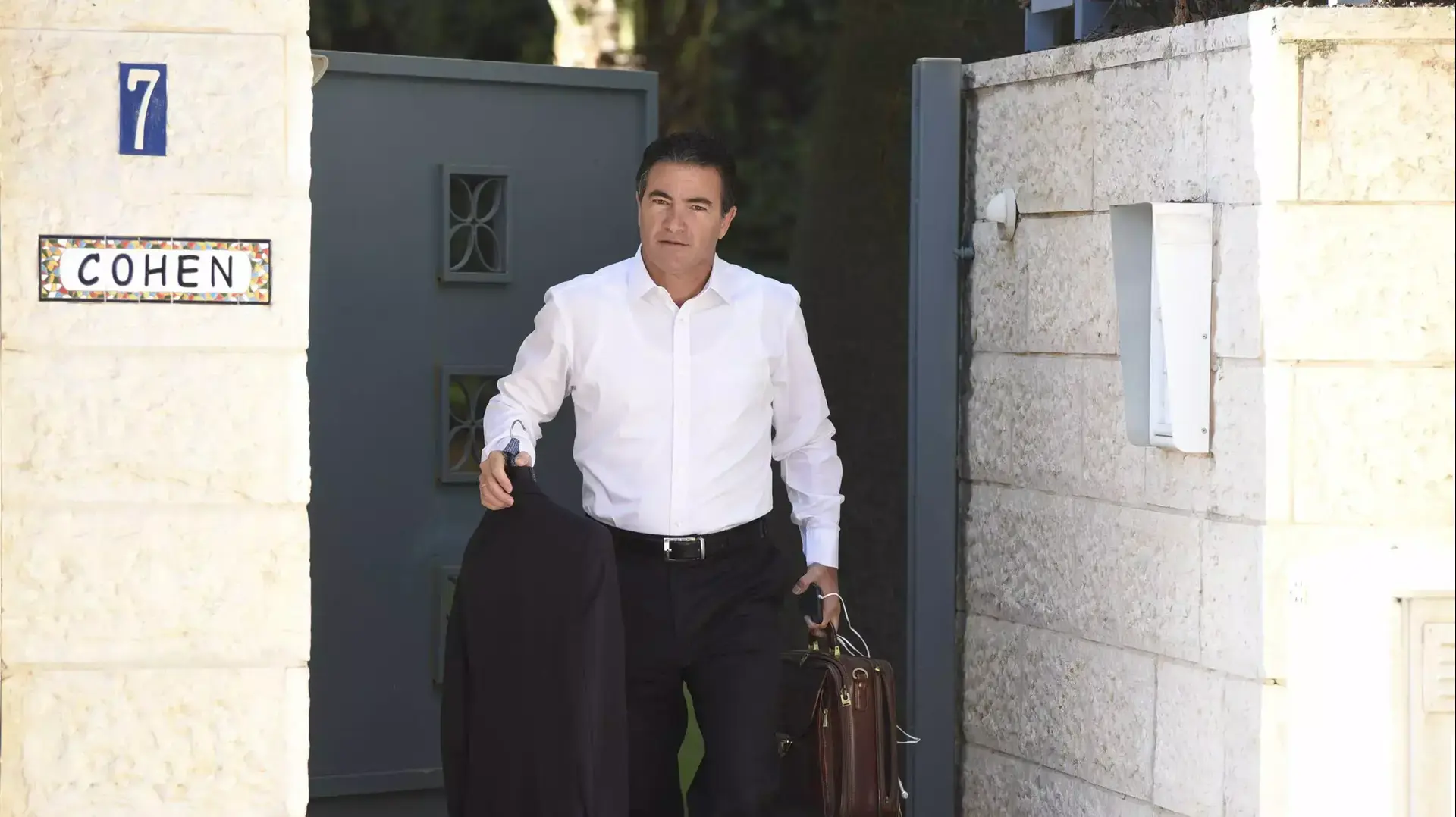 יוסי כהן ראש המוסד הנכנס מחוץ לביתו, מודיעין. דצמבר 08 2015