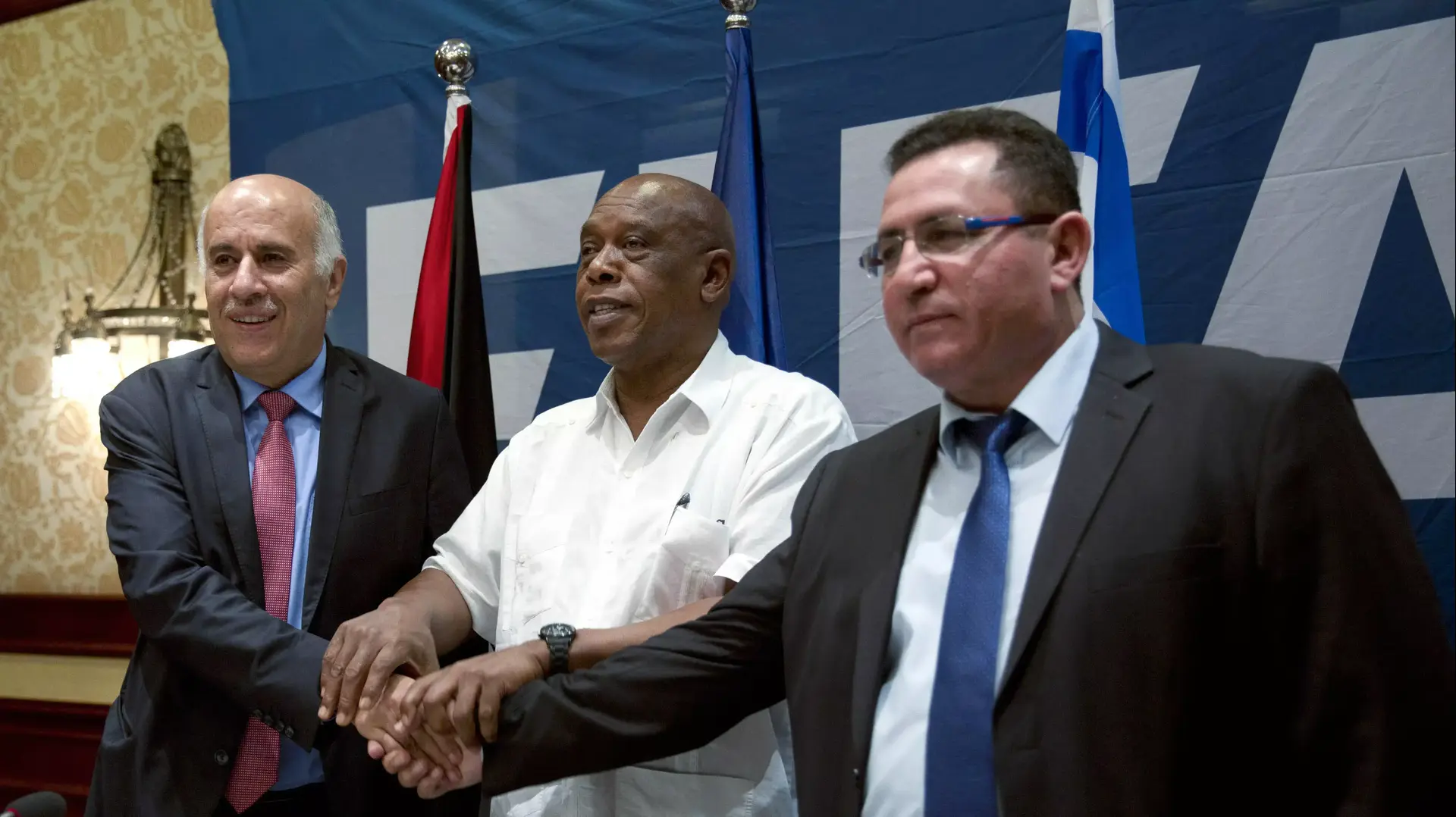 יו"ר התאחדות הכדורגל הפלשתנית ג'יברל רגוב ויו"ר התאחדות הכדורגל הישראלי עופר עיני במסחבת עיתונאים ביריחו 16 דצמבר 2015