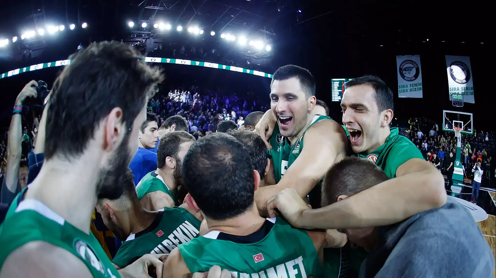 שחקני דרושפאקה חוגגים שחקני דרושפאקה חוגגים