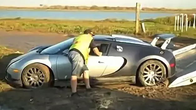 בוגטי וירון דוהרת לתוך אגם