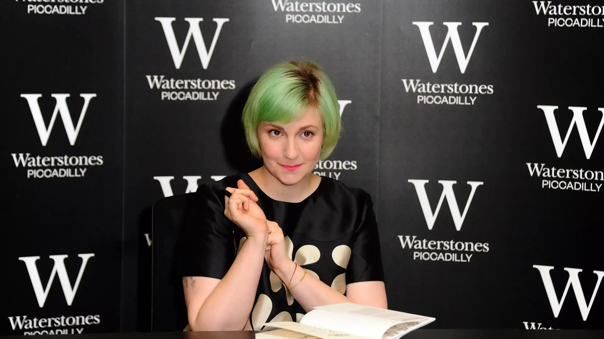 לינה דנהאם חותמת על ספרים ברשת ווטרהאוס