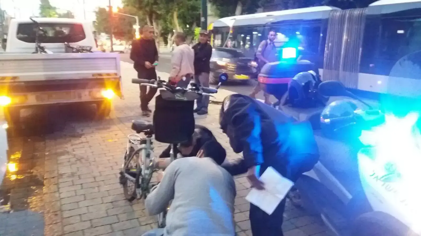 מבצע אכיפה והחרמת אופניים חשמליים, תל אביב. דצמבר 2015