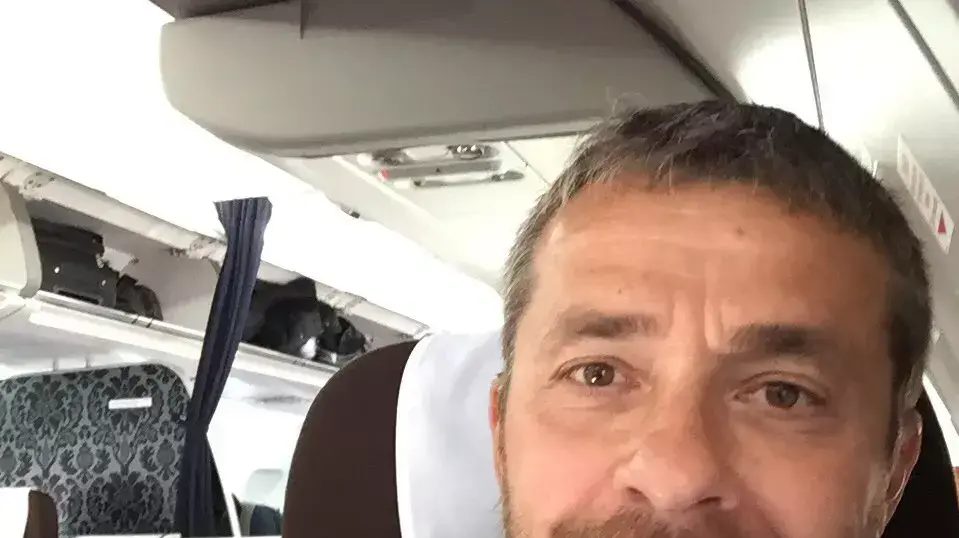 סלבישה יוקאנוביץ' מאמן פולהאם על המטוס בדרך ללונדון
