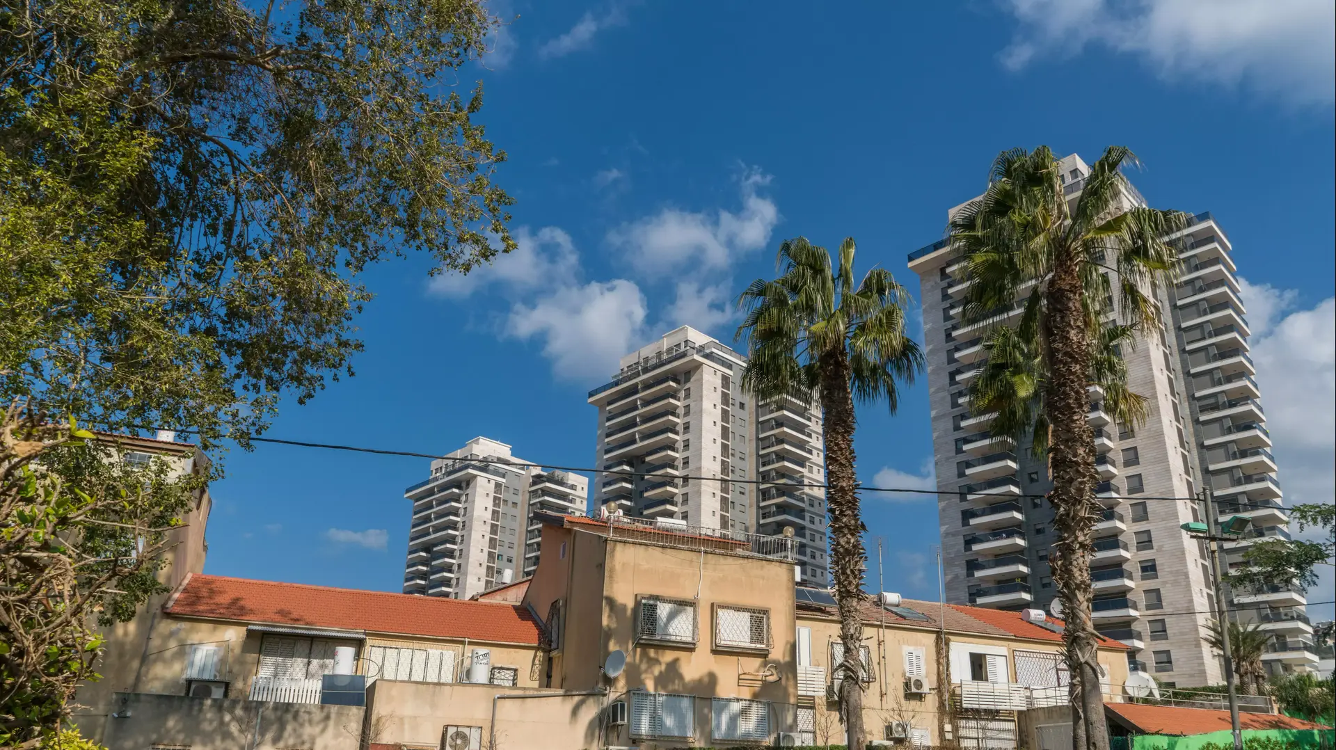 שיכונים לצד מגדלי יוקרה בעיר חיפה