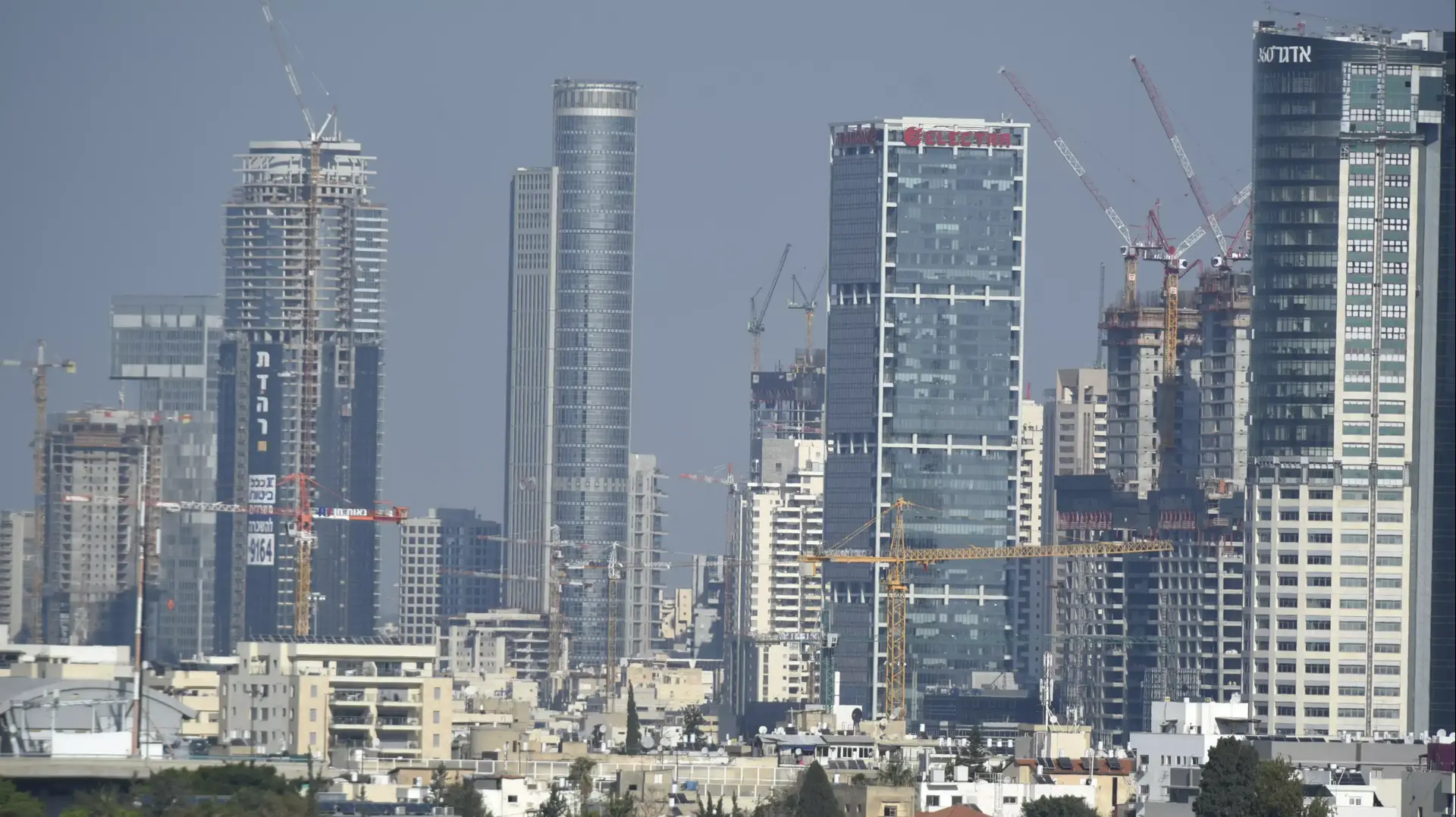 קו הרקיע של תל אביב ואזור הבורסה בעיר רמת גן