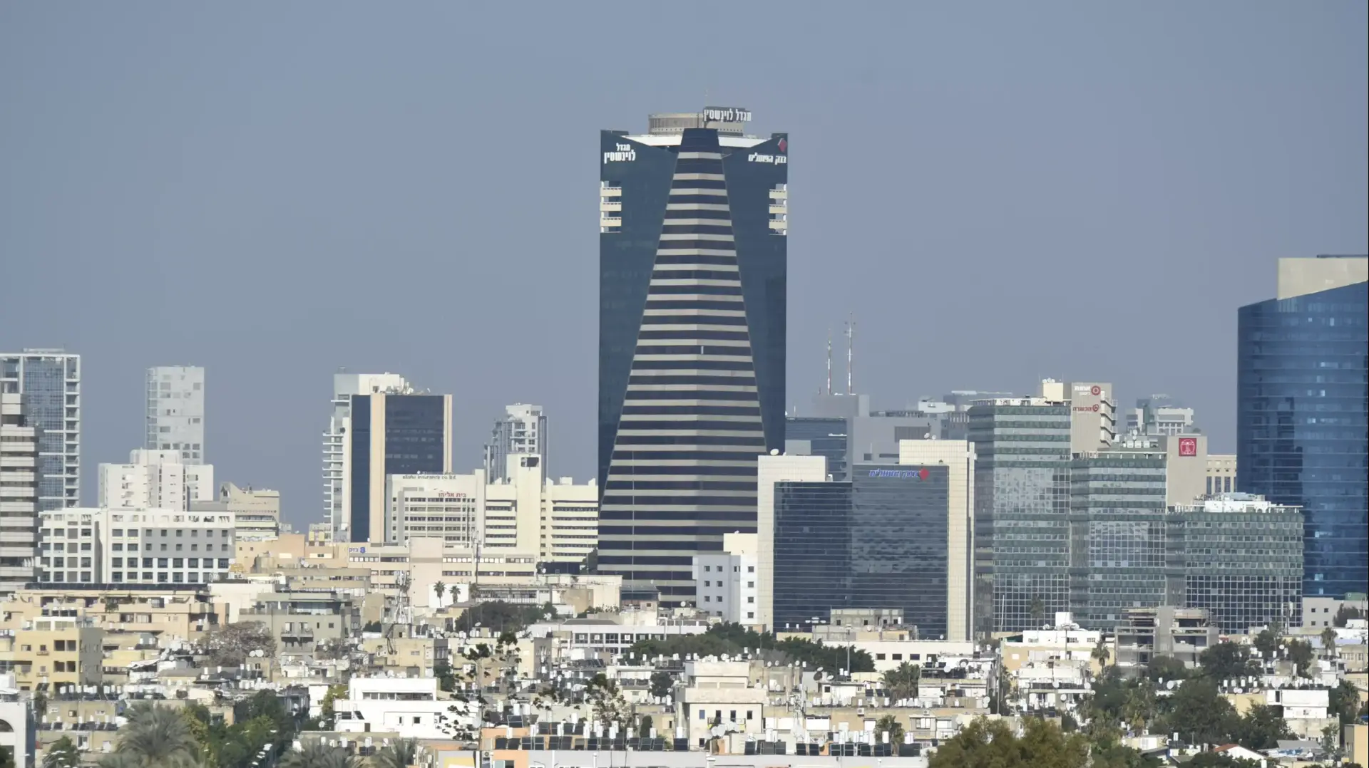שיכונים בדרום תל אביב על רקע מגדלי משרדים
