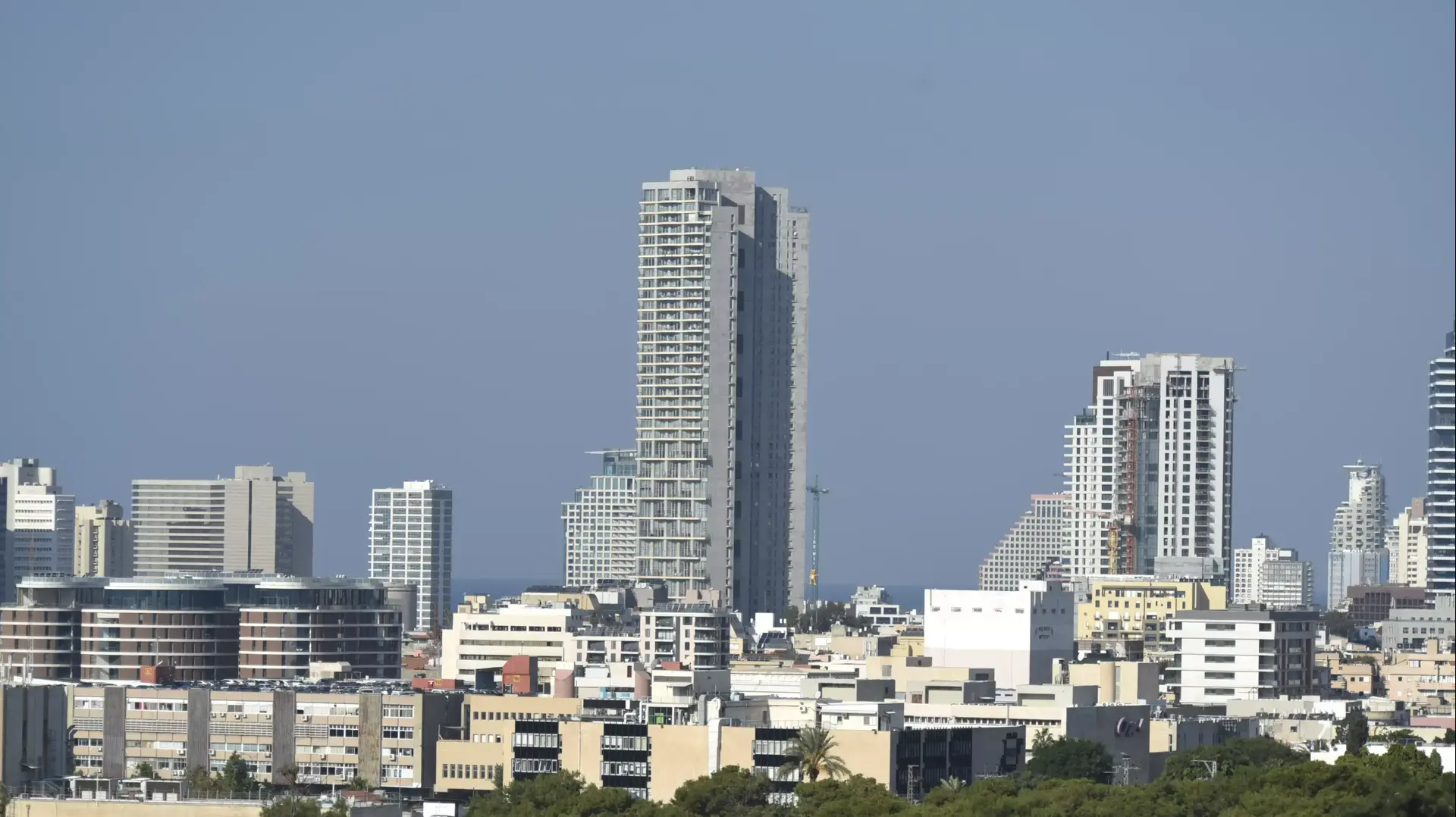 בנייני מסחר בדרום תל אביב על רקע מגדלי משרדים