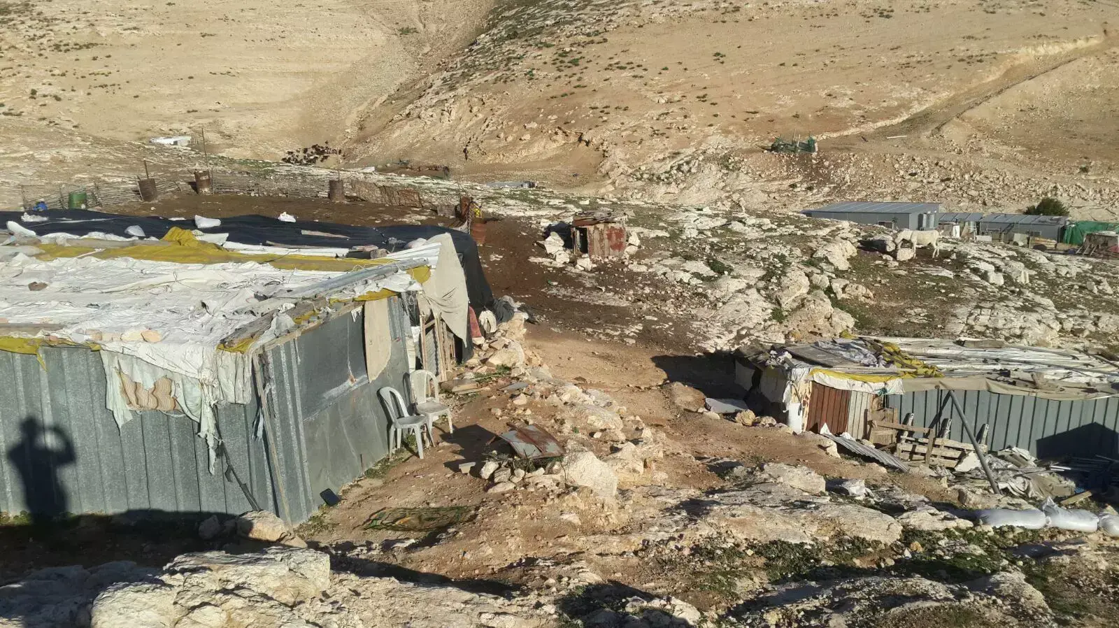 המנהל האזרחי יבנה מתחם לשבט ג'האלין, מצודת אדומים. ינואר 2016