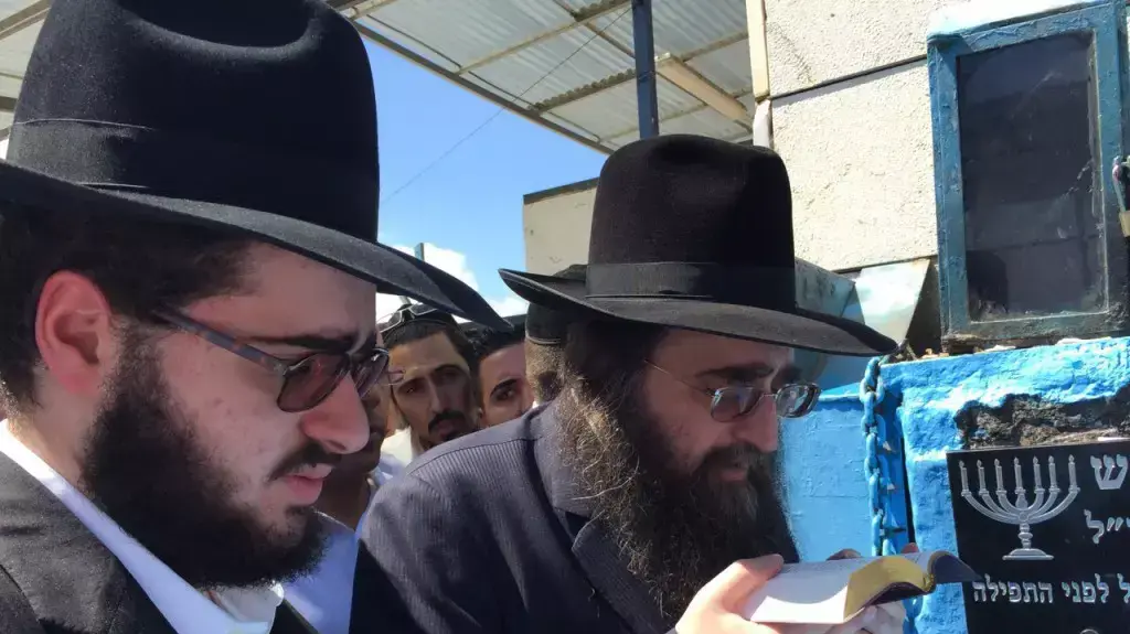 הרב יאשיהו פינטו ובנו בקברי צדיקים בצפון הארץ