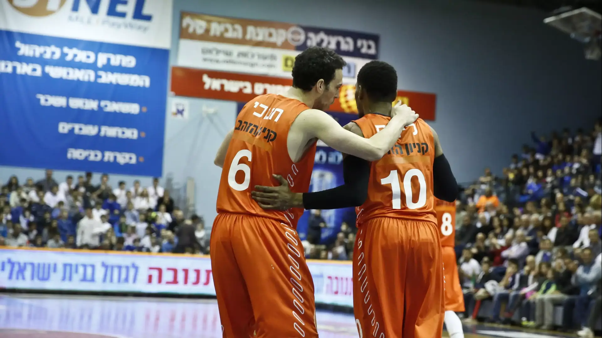 ניצן חנוכי שחקן מכבי ראשון לציון (שמאל) עם מארק ליונס