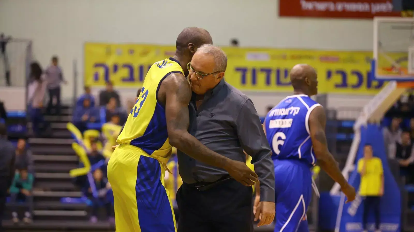 מאמן מכבי אשדוד צביקה שרף עם צ'ארלס תומאס