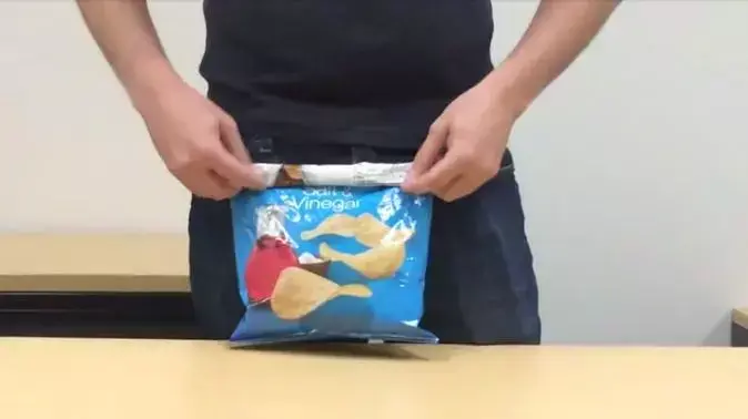 ככה סוגרים שקית צ'יפס