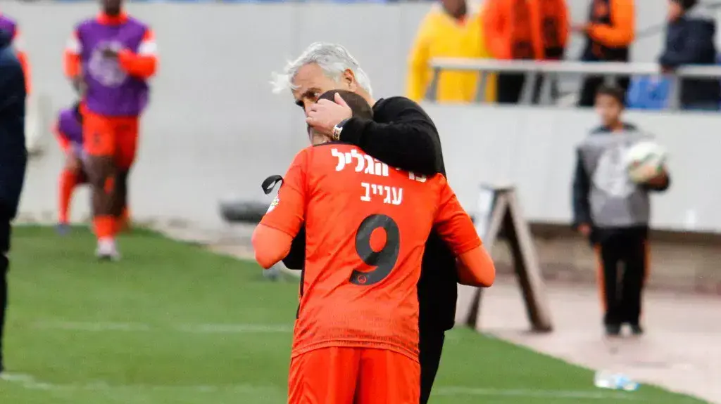 יוסי מזרחי מאמן בני יהודה חוגג עם אמיר עגייב