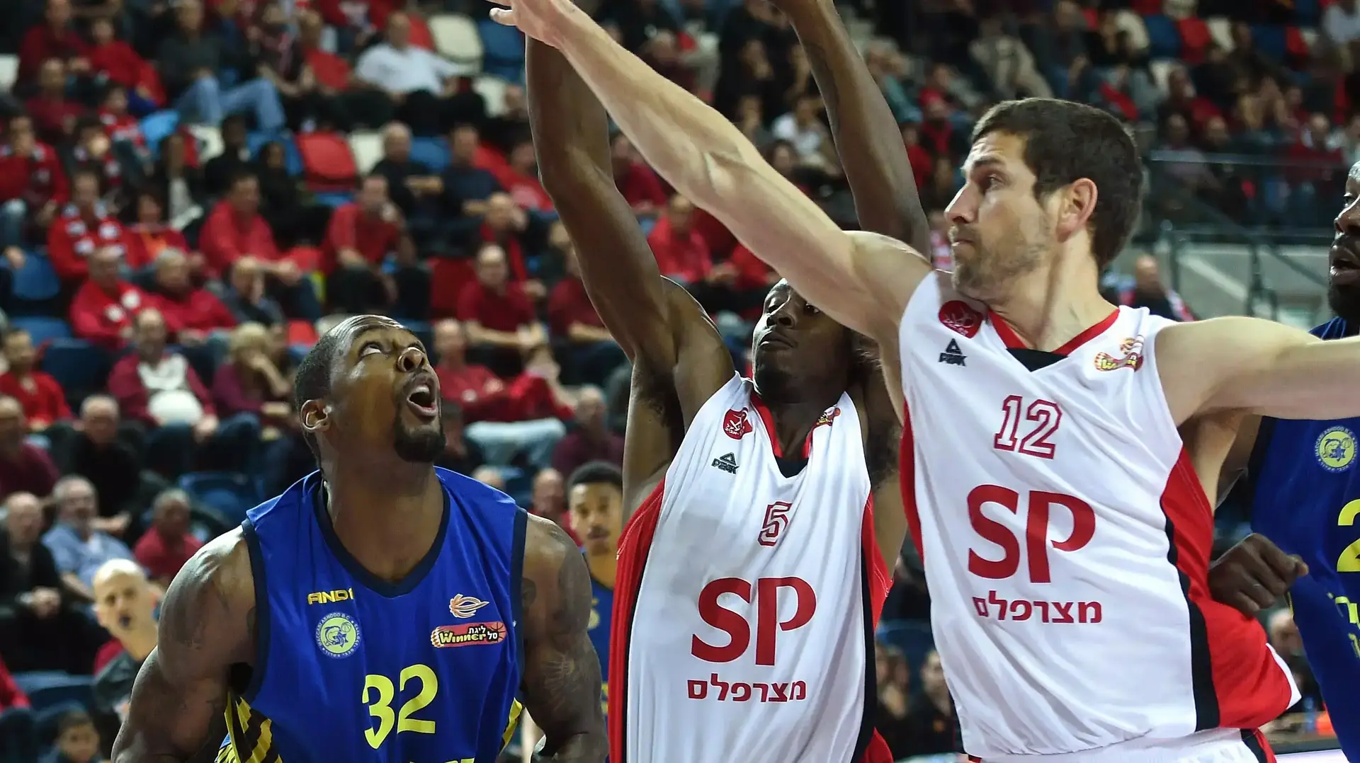 מייקל גלאדנס שחקן מכבי אשדוד מול מתן נאור וג'ף אלן שחקני הפועל תל אביב