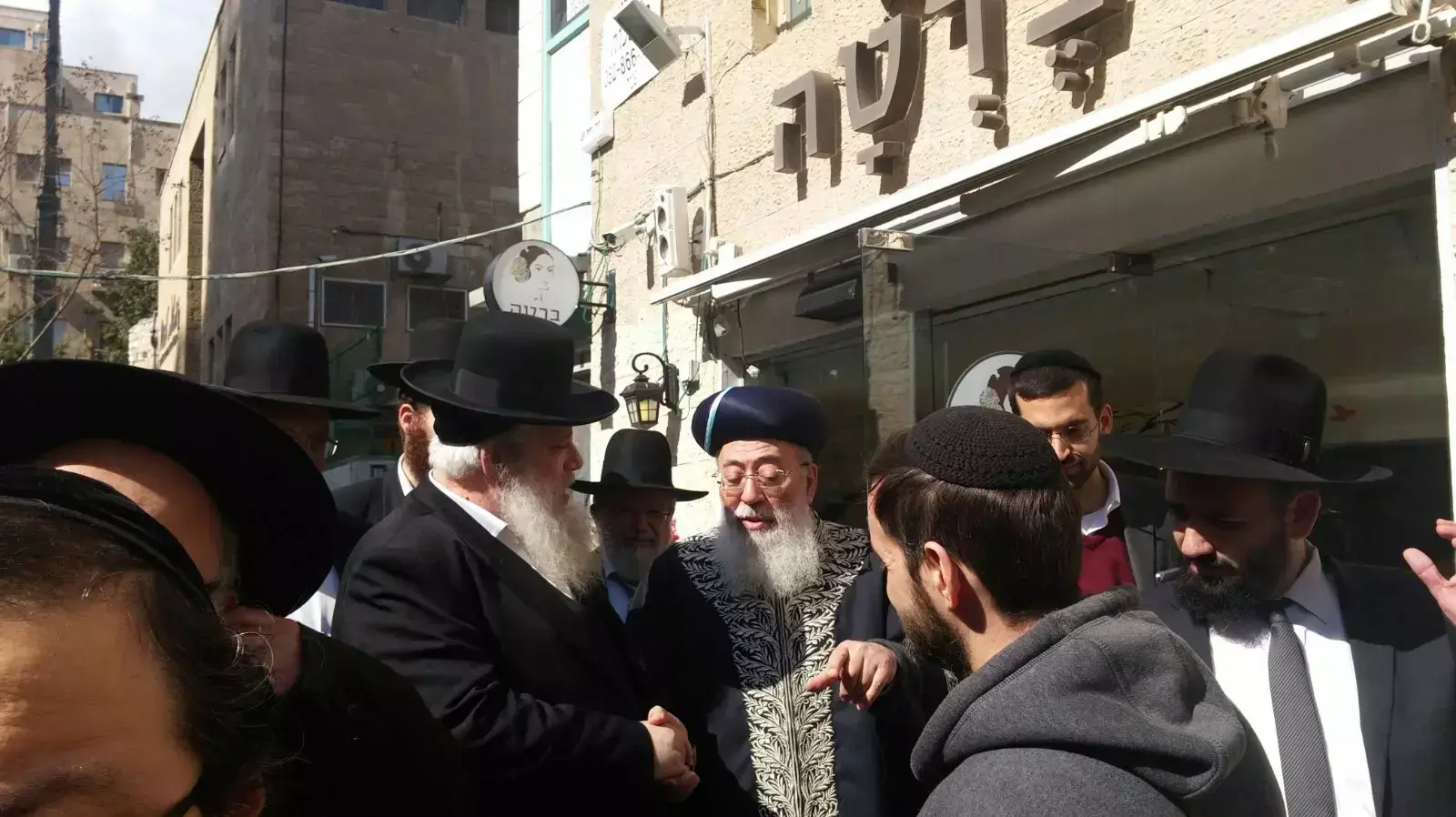 הרב שלמה עמאר מבקר בעסקים שפתוחים בשבת בירושלים, ומבקש מהם לסגור