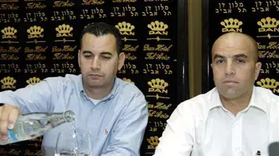 רונן אלעד בעלים הפועל פתח תקוה והדובר רז לבנת