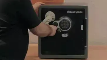 פריצת כספת עם מגנט וגרב
