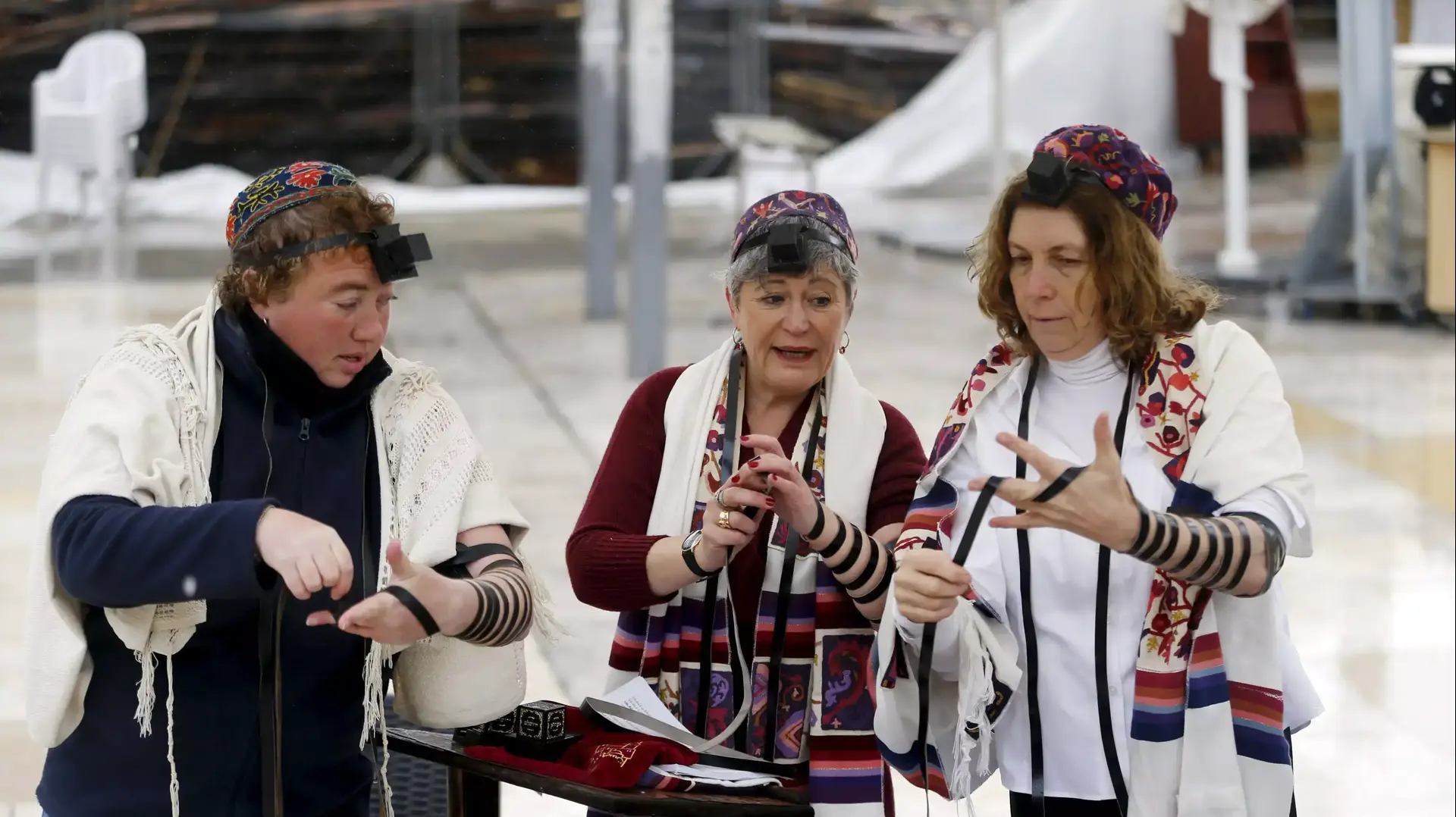 נשים מניחות תפילין, הכותל המערבי, ירושלים. פברואר 2016 נשים מניחות תפילין, הכותל המערבי, ירושלים. פברואר 2016