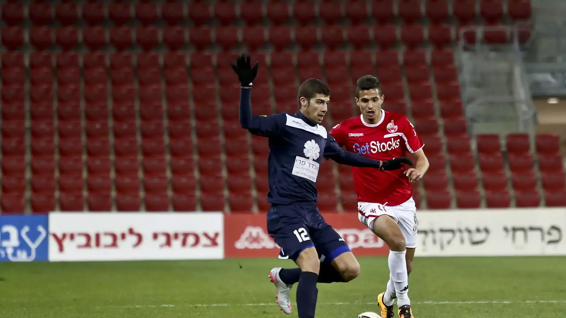 סוהיל ארמלי שחקן בית"ר תל אביב/רמלה (שמאל) מול מתן אוחיון שחקן הפועל באר שבע